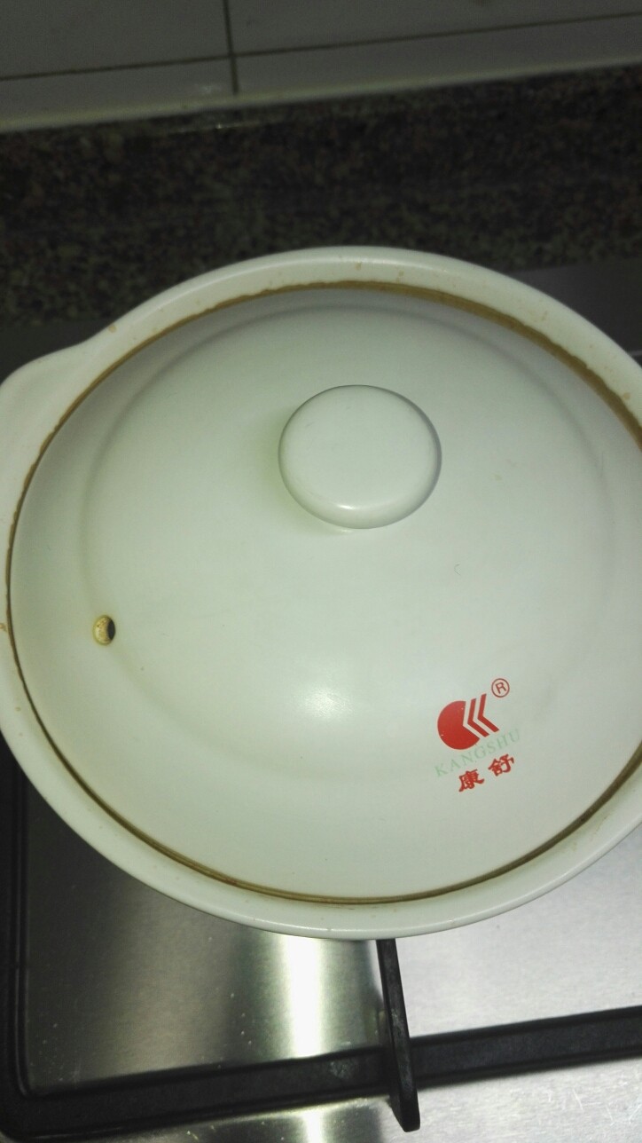 家常砂锅南乳肉,砂锅盖上锅盖,小火炖一个半小时。