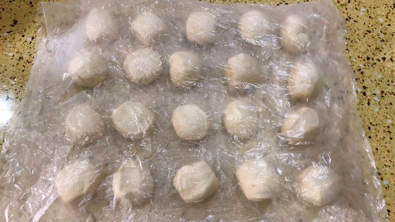 酱肉大包,分好的面团 盖好保鲜膜
静置15分钟左右