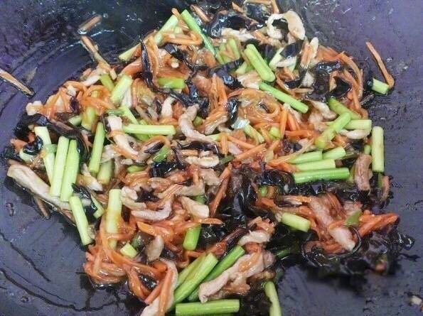 家常菜鱼香肉丝,快速翻炒一下,收汁出锅
