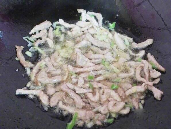 家常菜鱼香肉丝,放入葱姜末翻炒肉丝(这个时候放葱姜末不会糊掉,而且味道出来也好)