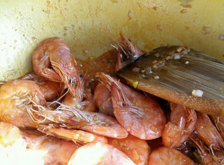 咖喱虾,倒入2片料酒。