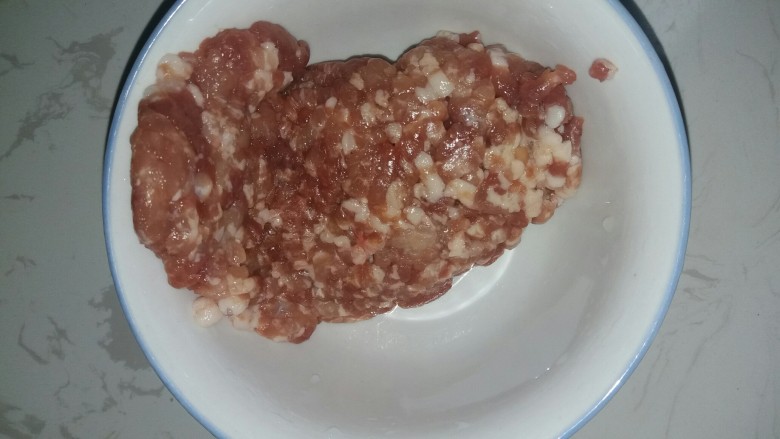 秘制油炸豆腐 ,从冰箱里拿出肉馅,看起来色调不错。(*^▽^*)