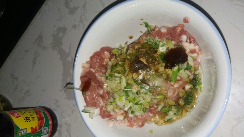 秘制油炸豆腐 ,调料加入完成的样子图,感觉好难看,不过没关系,马上就可以进入搅拌了。