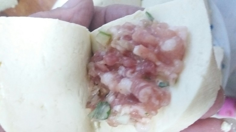 秘制油炸豆腐 ,这是肉馅的特写,拍的有点不好。
将豆腐切成两片,然后夹起来。我相信大家还是会切片的。