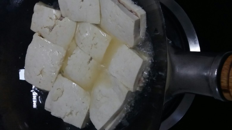 秘制油炸豆腐 ,让油洒在豆腐上,方便受热。