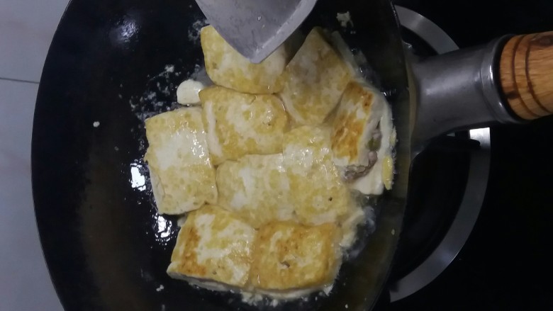 秘制油炸豆腐 ,差不多的时候,翻面,炸另一面。