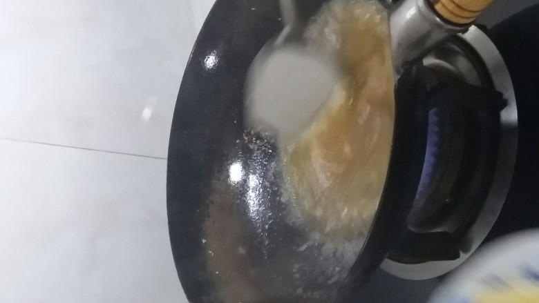 秘制油炸豆腐 ,这个地方是熬汤,里面有葱什么的底料,还用了开水,大概60度的开水,不能用全开热水,因为里面含有豆油,会炸的。如果不好把握那个文温度,那么就用凉白开。熬个两三分钟就可以了。