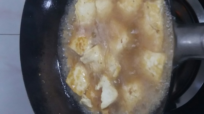 秘制油炸豆腐 ,将之前炸好的豆腐,放入锅里,和秘制汤融合。大火熬个五六分钟。
