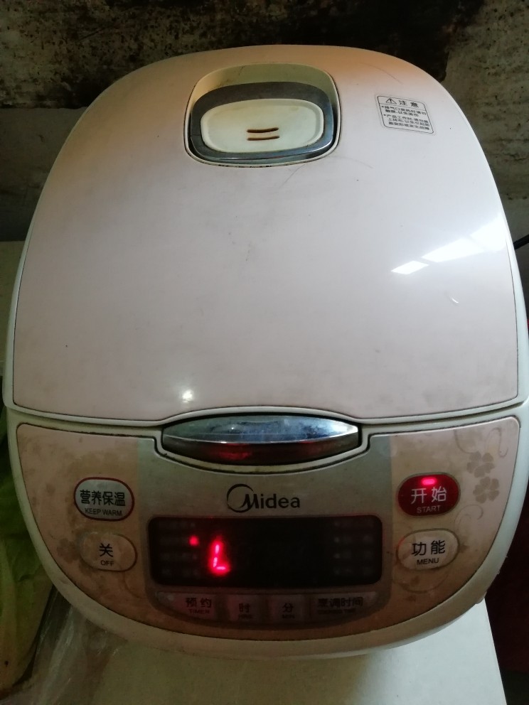 电饭煲版青菜香菇面,电饭煲放水，功能选择快速煮，盖盖子，把水煮开