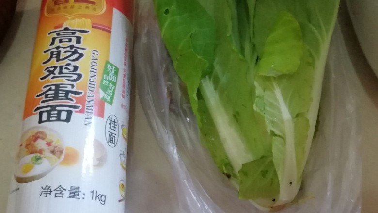 电饭煲版青菜香菇面,准备<a style='color:red;display:inline-block;' href='/shicai/ 3517'>青菜</a>，<a style='color:red;display:inline-block;' href='/shicai/ 230'>香菇</a>和<a style='color:red;display:inline-block;' href='/shicai/ 526'>面条</a>