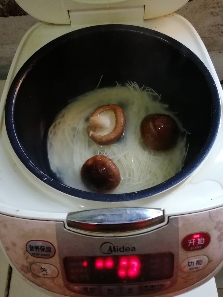 电饭煲版青菜香菇面,放香菇
