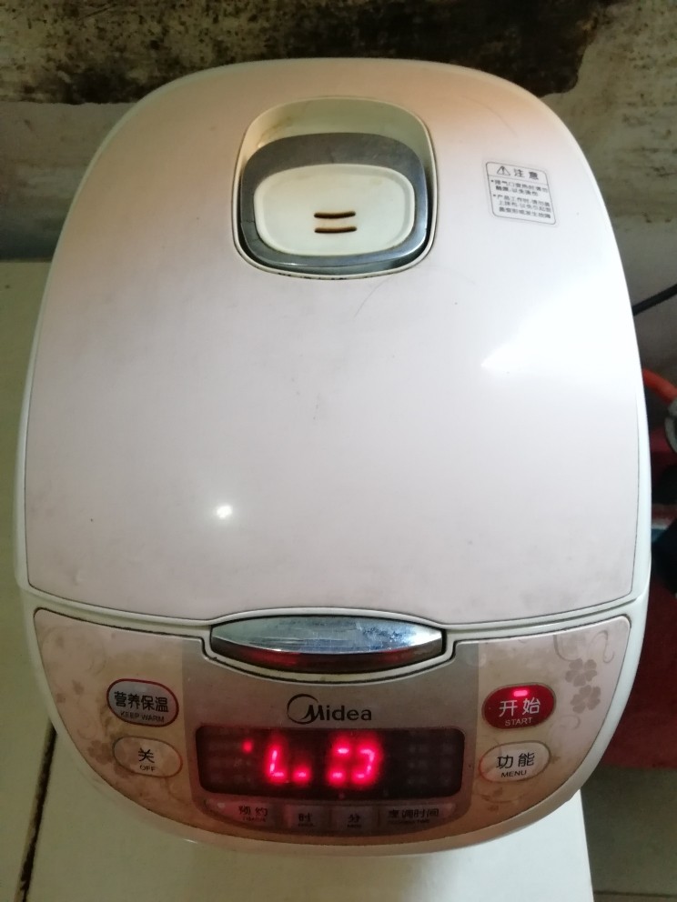 电饭煲版青菜香菇面,盖上盖子，焖一会