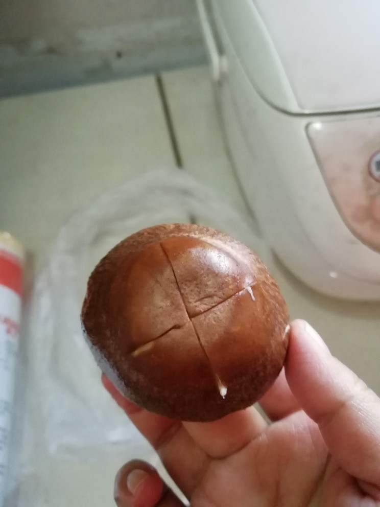 电饭煲版青菜香菇面,香菇中间划个十字