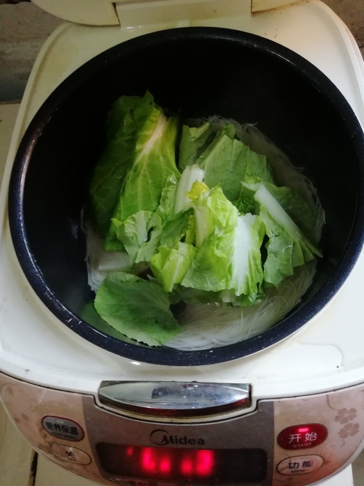 电饭煲版青菜香菇面,放青菜