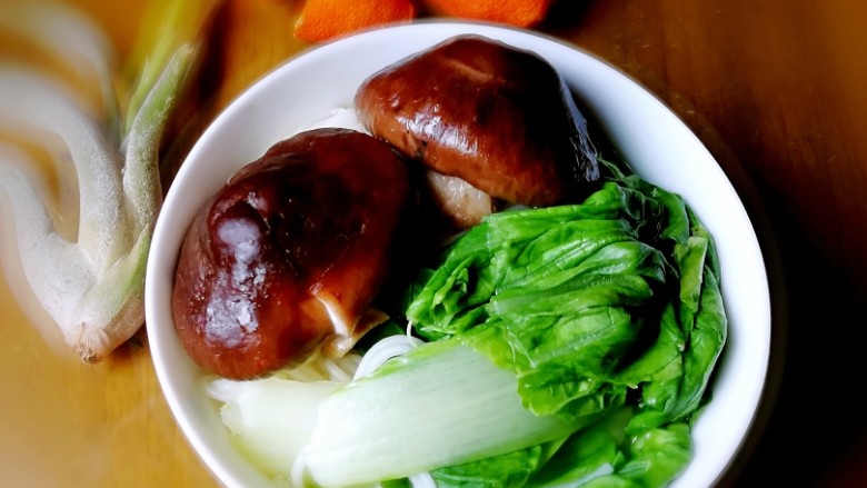 电饭煲版青菜香菇面,享用吧