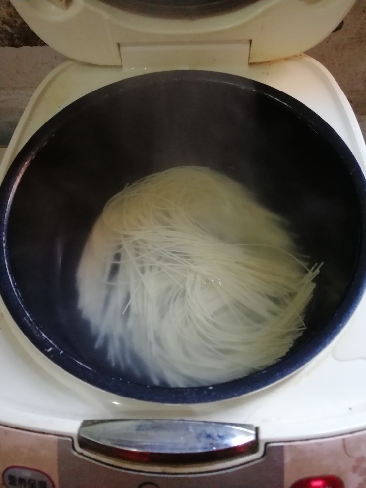 电饭煲版青菜香菇面,面放锅里，煮软