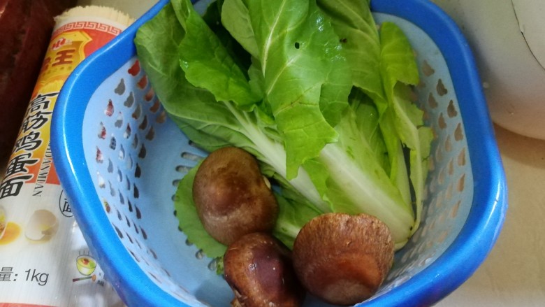 电饭煲版青菜香菇面,青菜摘片，清洗干净