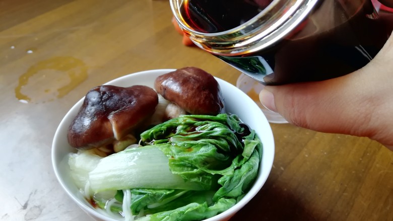 电饭煲版青菜香菇面,加味极鲜酱油