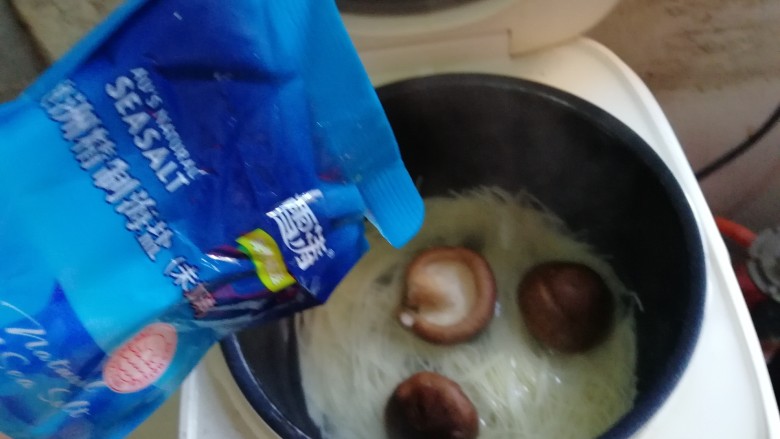 电饭煲版青菜香菇面,放盐