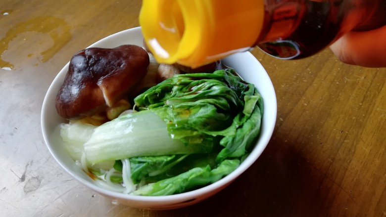 电饭煲版青菜香菇面,加<a style='color:red;display:inline-block;' href='/shicai/ 847'>香油</a>