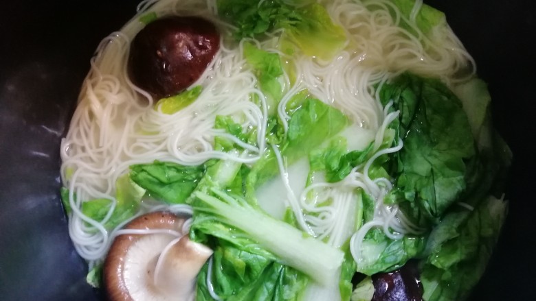 电饭煲版青菜香菇面,搅拌下，青菜很快煮熟了