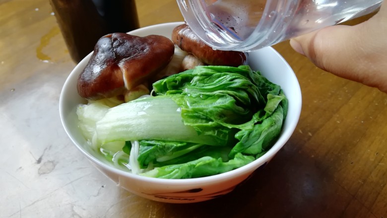 电饭煲版青菜香菇面,上桌，加白醋