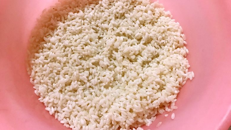 合味道の塔吉锅腊味煲仔饭,一小时之后,大米已经变成图中这种状态(发白),沥干水分