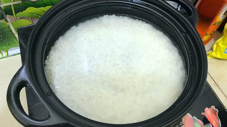 合味道の塔吉锅腊味煲仔饭,加入清水(水量以没过大米0.5㎝为佳)