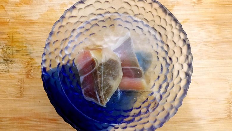 合味道の塔吉锅腊味煲仔饭,然后用适量温开水浸泡,备用