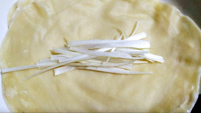 京酱肉丝,取一张铺上葱丝