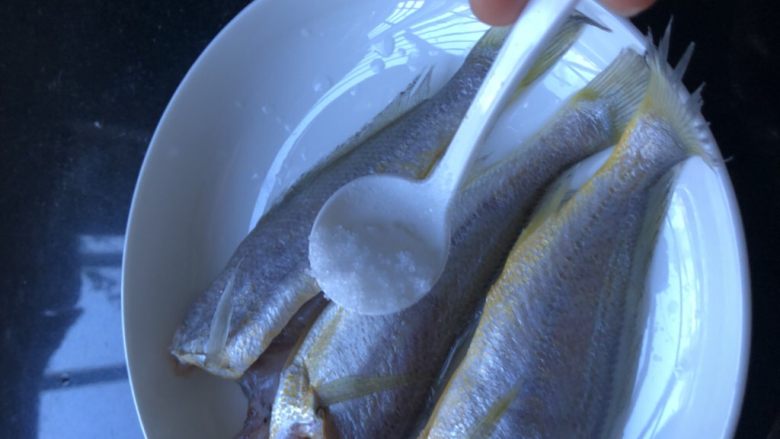 小黄鱼炖蛋,用半茶匙盐抹匀,放入冰箱腌半小时左右。