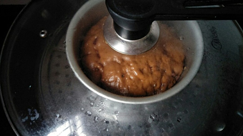 红糖红枣发糕,冷水上锅蒸二十五分钟,关火后再焖五分钟再出锅。