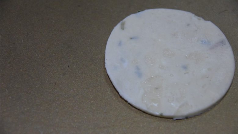 飞饼变身——酥皮棒棒糖,放在不沾烤盘中,不需要涂抹油脂。