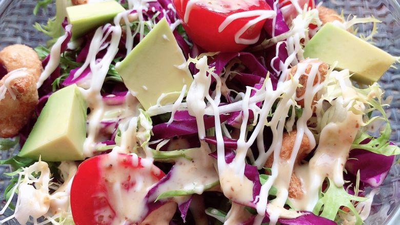 蔬菜沙拉
『雨涵』,所有的蔬菜水果切吧切吧，浇上沙拉酱和沙拉汁，拌拌吃吧🙈