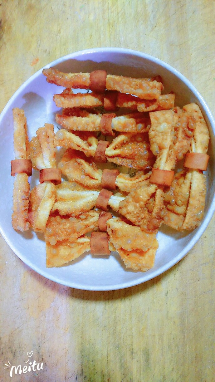 蝴蝶肠脆,都出锅了,清撒盐,或者沾椒盐或者番茄酱,或者自己喜欢的都可以