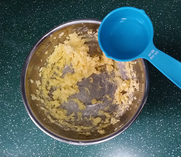 抹茶奶酪南瓜派,打融后分次加入温水(约30度左右)继续打匀,PS:可用牛奶或是全蛋液替代,更容易打发