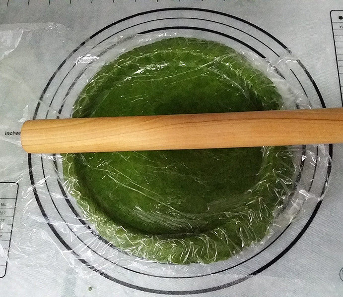 抹茶奶酪南瓜派,用擀面杖沿四周划一圈去掉边缘,边缘材料再做一个心型派皮