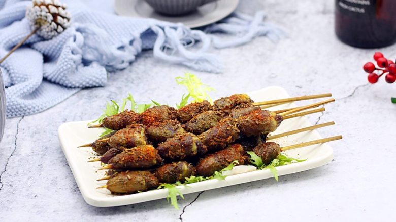 孜然烤鸡心串,从烤箱里取出鸡心串依据个人口味的喜好,可以再撒些孜然粉,喜欢吃辣的话可以撒些<a style='color:red;display:inline-block;' href='/shicai/ 761'>辣椒粉</a>。
