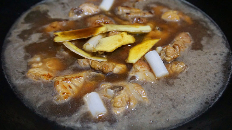 话梅糖醋排骨,待糖变成金黄时,将沥干水的排骨倒入锅中小火慢炒,将排骨中的油脂充分煸炒出来
叨叨叨:排骨中的油脂会在糖汁的高温下吸出来,既能将排骨中的水分和油脂带出,还能保留排骨的鲜味,保证营养不流失,这就是传统制作糖醋排骨的精髓