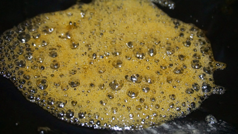 话梅糖醋排骨,待排骨中的油脂煸炒出来后,倒入200g清水