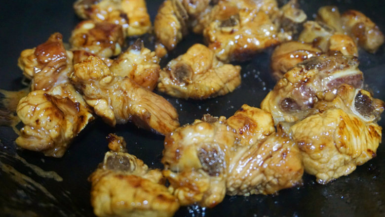话梅糖醋排骨,待排骨中的油脂煸炒出来后,倒入200g清水