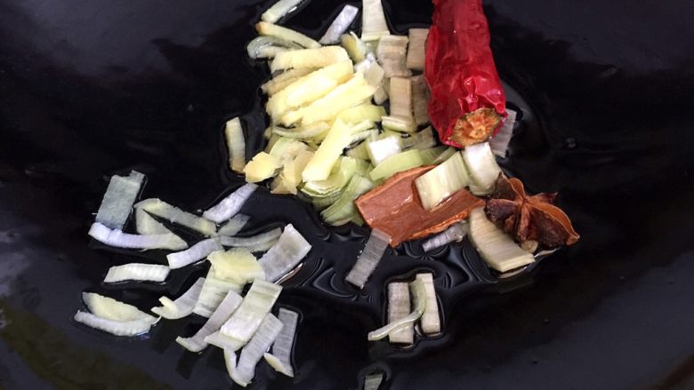 红烧黄花鱼,锅内放油烧热,放入配料爆香