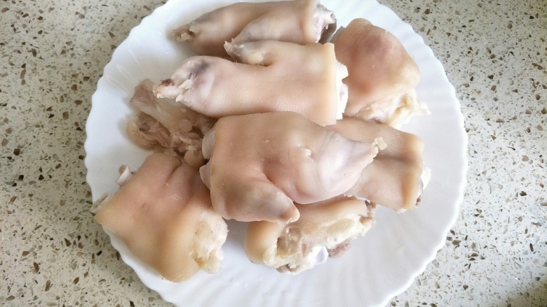 烤猪蹄,捞出过冷水,沥干水分备用