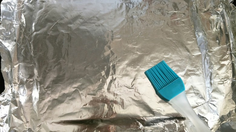 烤猪蹄,烤盘铺锡纸,刷上一层油