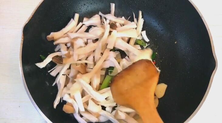 手撕杏鲍菇炒肉丝,炒香后倒入杏鲍菇 翻炒3分钟左右