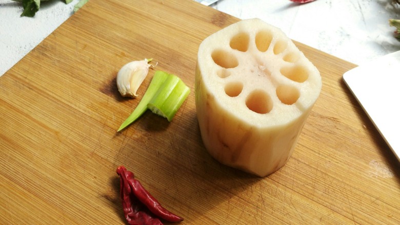 炝炒莲藕,准备好所需的食材，<a style='color:red;display:inline-block;' href='/shicai/ 30'>莲藕</a>去皮洗净。<a style='color:red;display:inline-block;' href='/shicai/ 86474'>干辣椒</a>选不辣的那种，<a style='color:red;display:inline-block;' href='/shicai/ 30'>莲藕</a>本身是清热生津的，辣椒太辣会抵消这种作用。