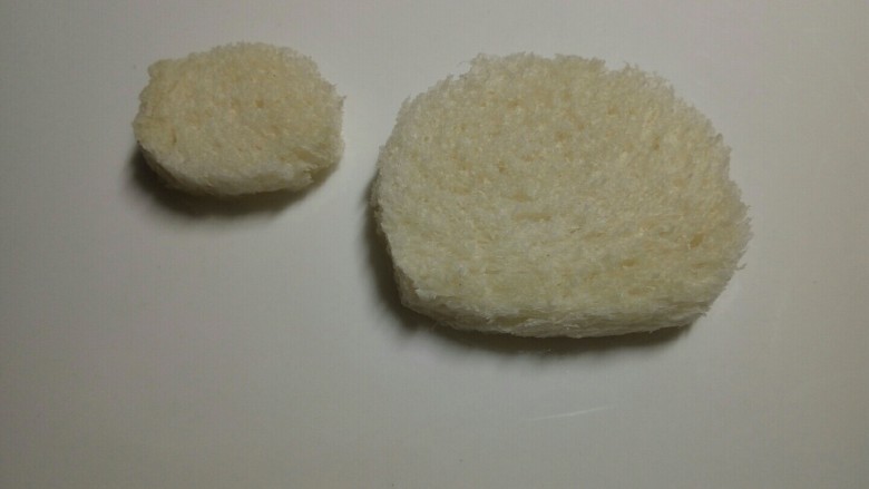 斑马土司,取一片土司,剪出一大一小两个椭圆,分别做斑马的身子和头