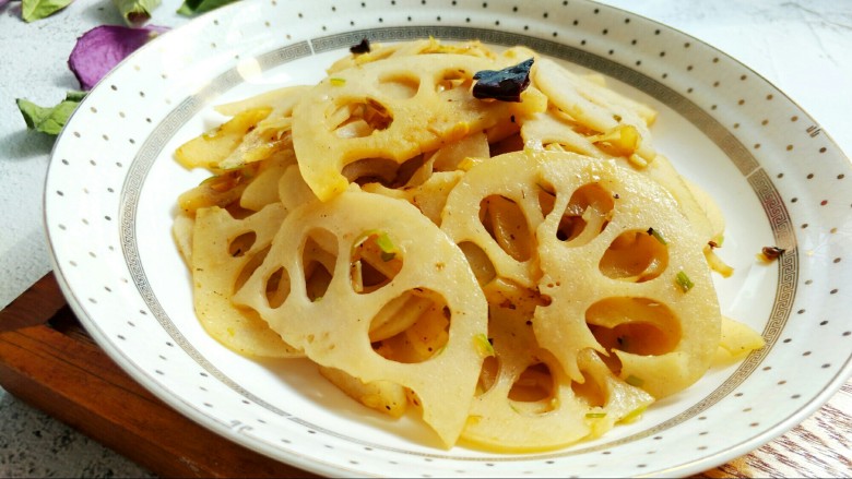 炝炒莲藕,一人食炝炒藕片就做好了。