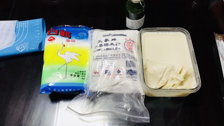 #咸蛋黄肉松青团#,青团外皮材料准备,依次称好重量。
注:按上述外皮比例,一共22个青团。
(200g麦青汁其实是着色剂,亲们可以按比例增加<a style='color:red;display:inline-block;' href='/shicai/ 522'>澄粉</a>和<a style='color:red;display:inline-block;' href='/shicai/ 520'>糯米粉</a>哦。我还准备了一盆豆沙馅,没包几个。所以大家适当增加外皮材料哦)