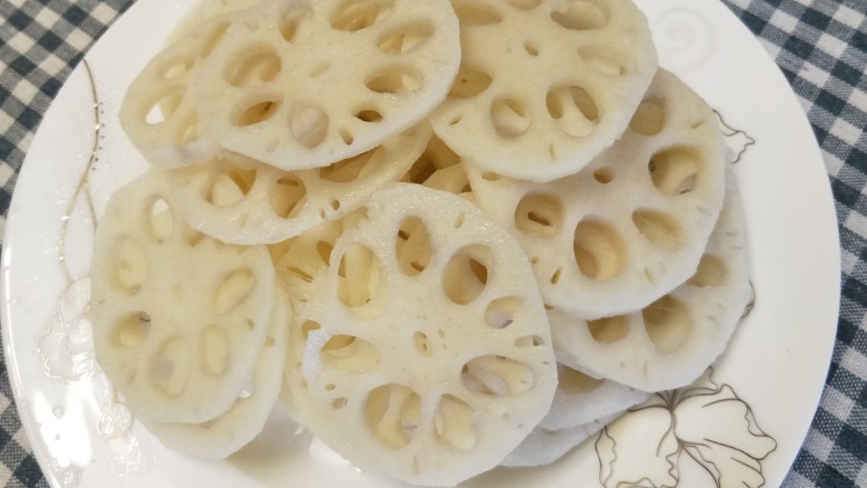 舌尖上的藕遇(凉拌藕片),切成薄片,越薄越入味